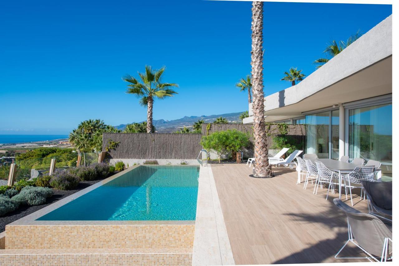 Three-Bedroom Villa Sea Views a private swimming pool