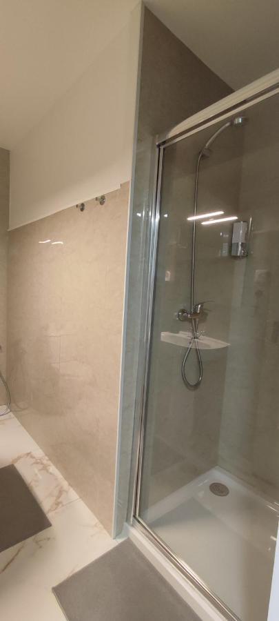 Quarto Triplo com Banheiro Externo Privativo