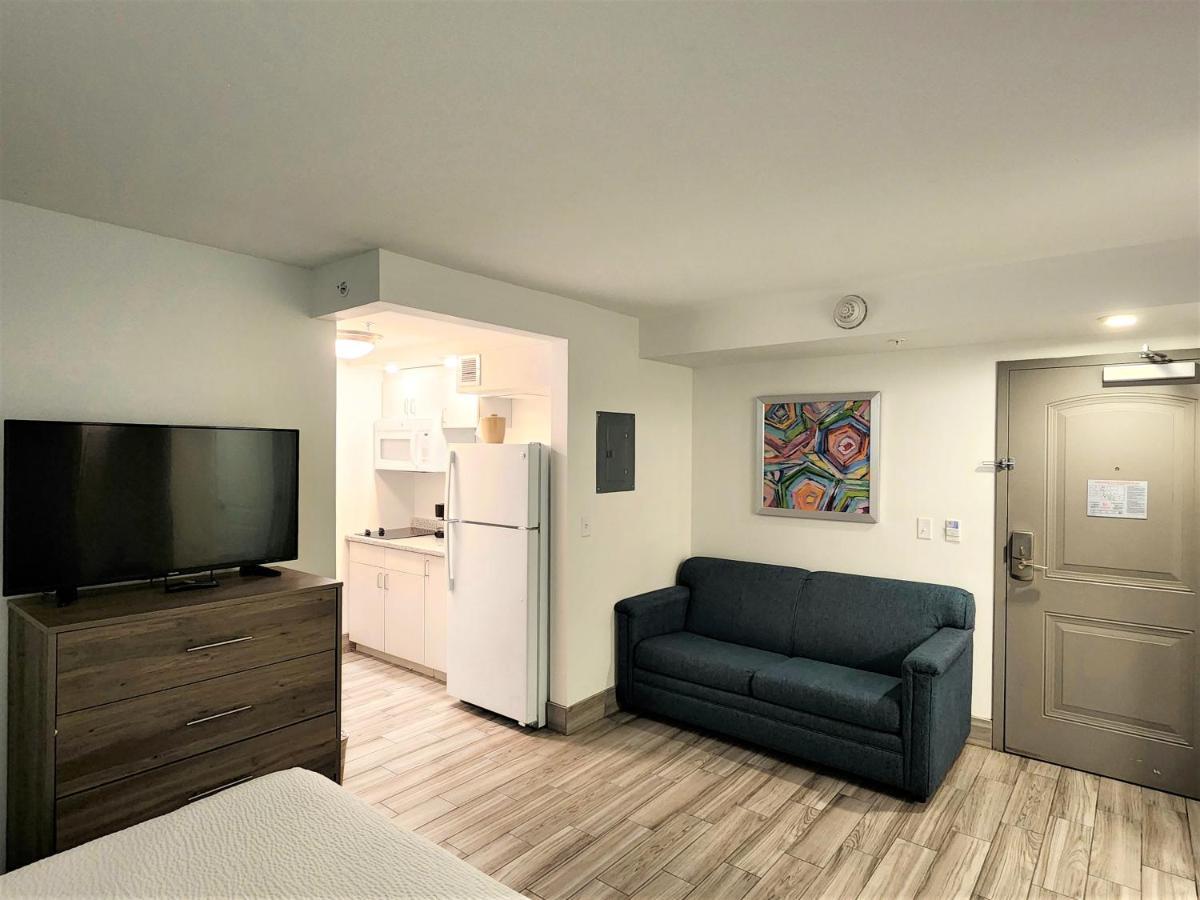 Two Queen Bed Room Sofa Bed No Windows or Balcony