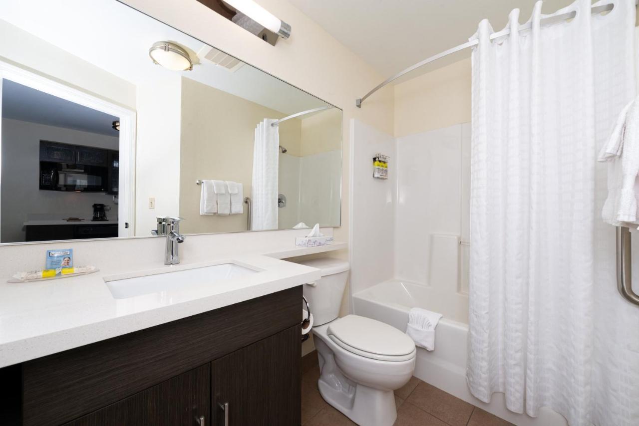 Queen Studio Suite Bath Tub Mobility Accessible Non-Smoking
