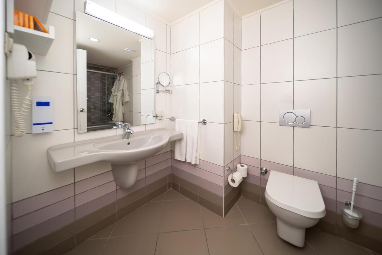 Standard Twin Room Swimming Pool Access