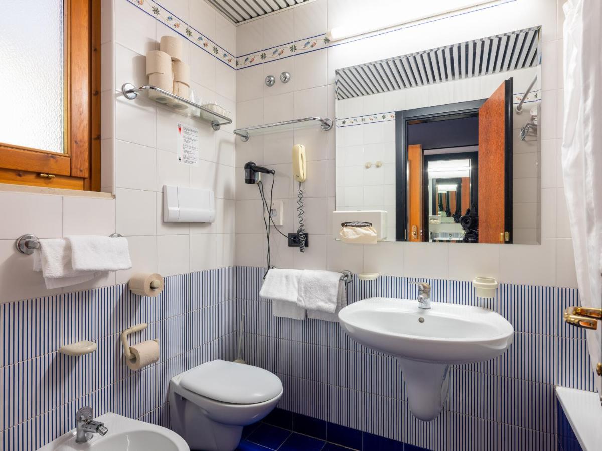 Deluxe Double or Twin Room Lake View