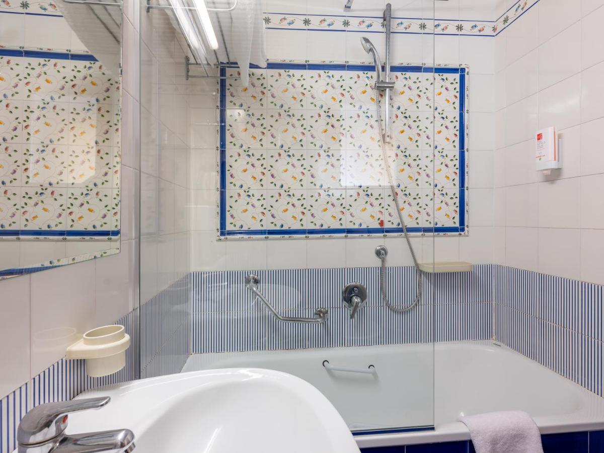 Deluxe Double or Twin Room Lake View