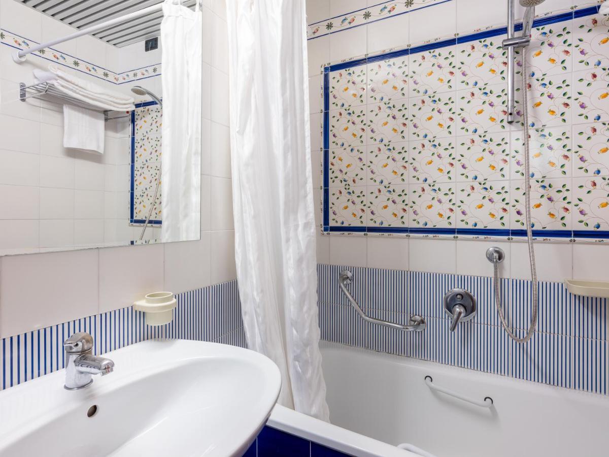 Deluxe Double or Twin Room Lake View