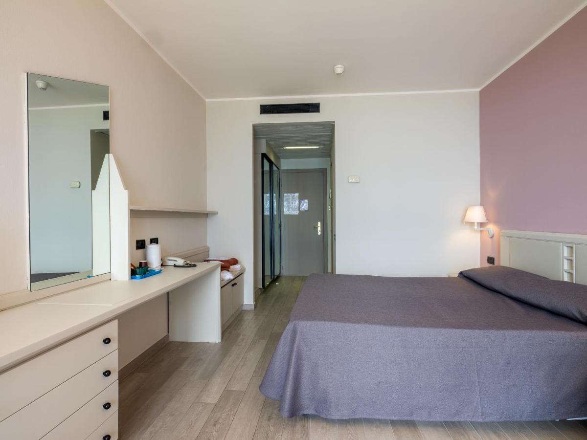 Deluxe Double or Twin Room Lake View