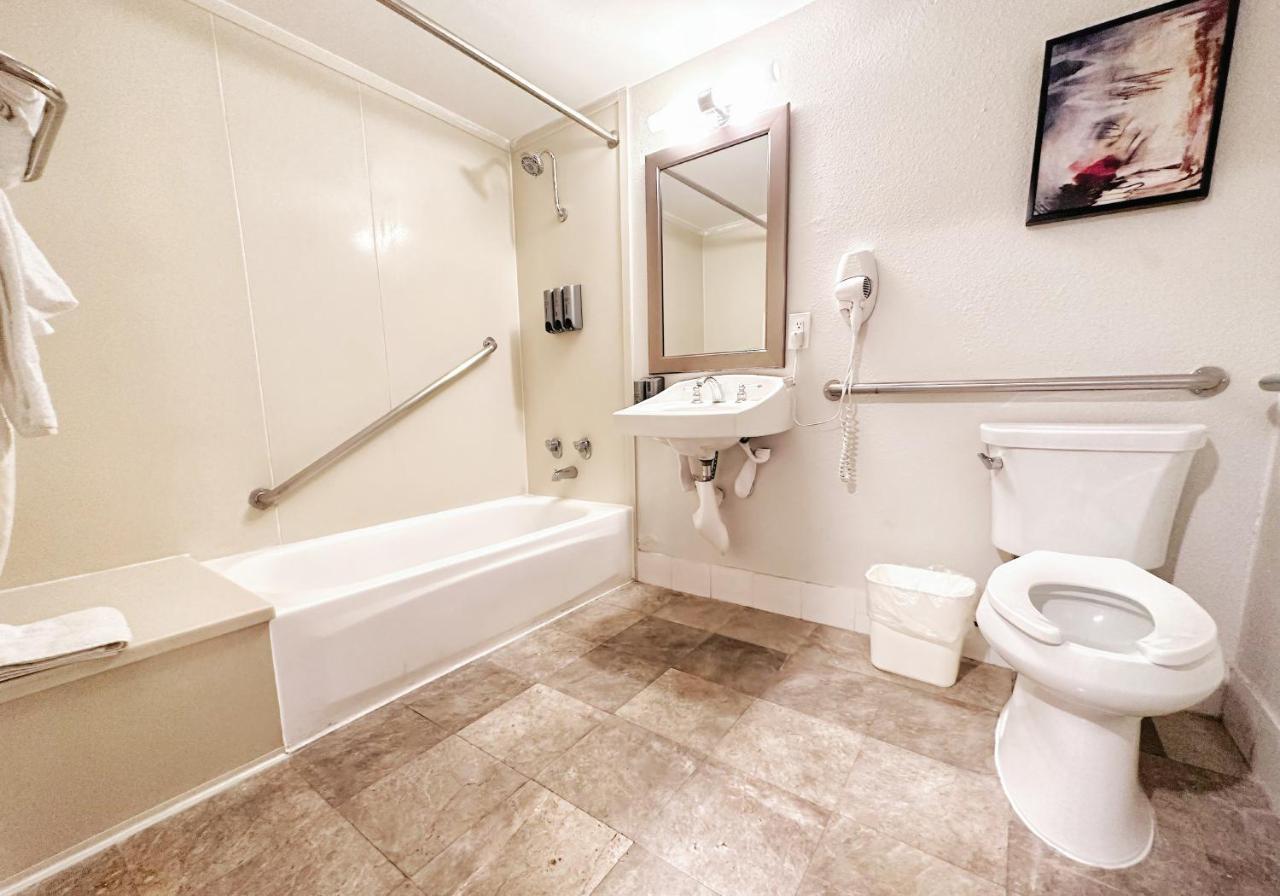 King Room with Mobility Accessible with Bath Tub