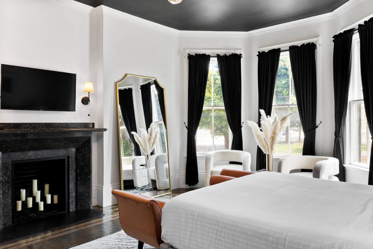 Deluxe Queen Suite