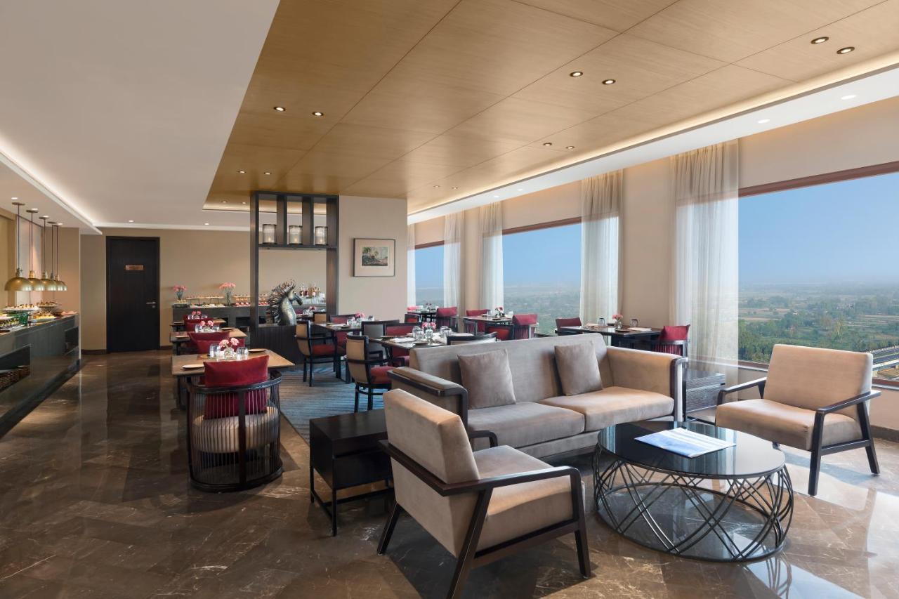Standard King Room Lounge Access