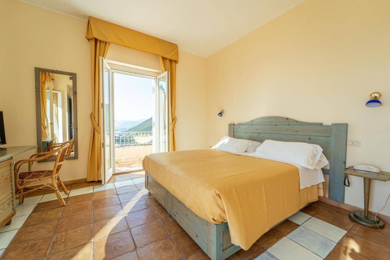 Double or Twin Room Sea View