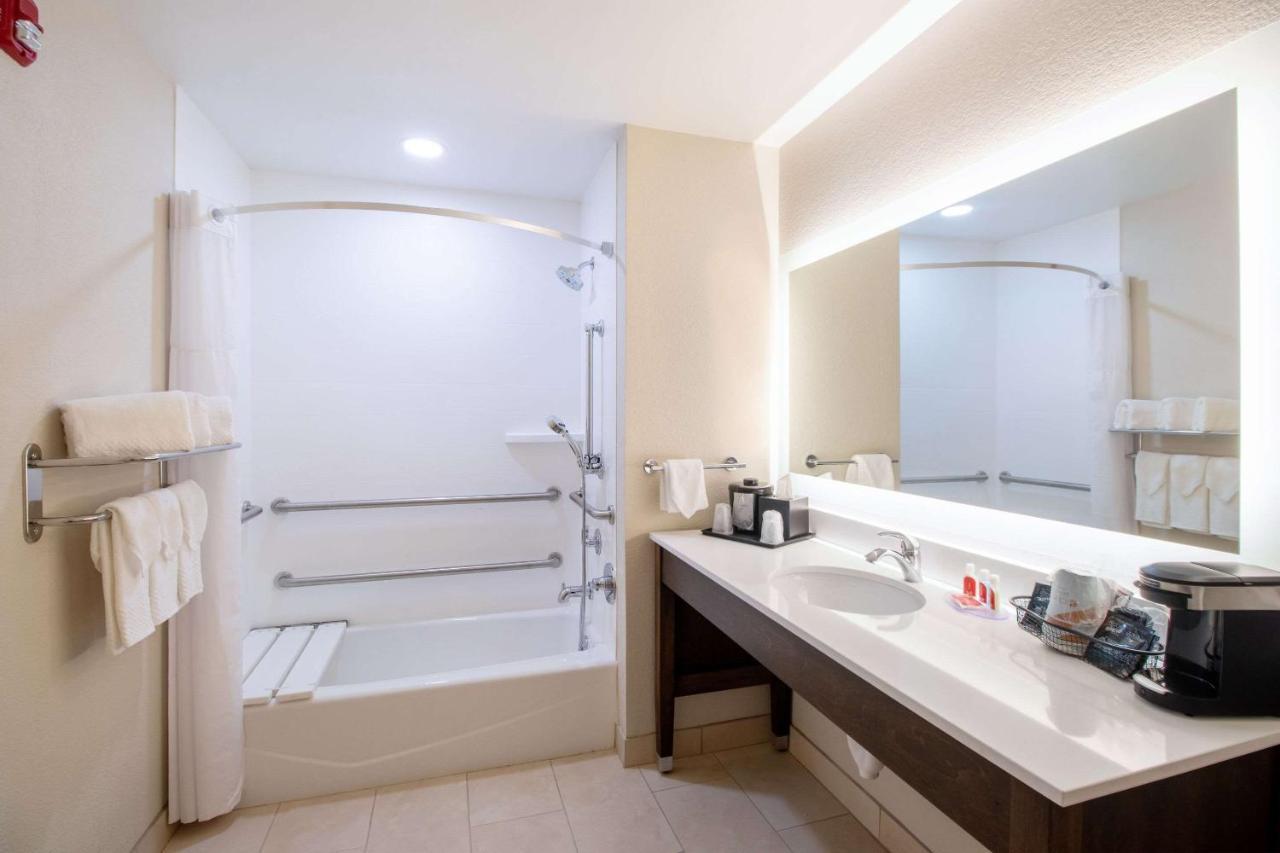 King Room Tub Disability Access or Non Smoking