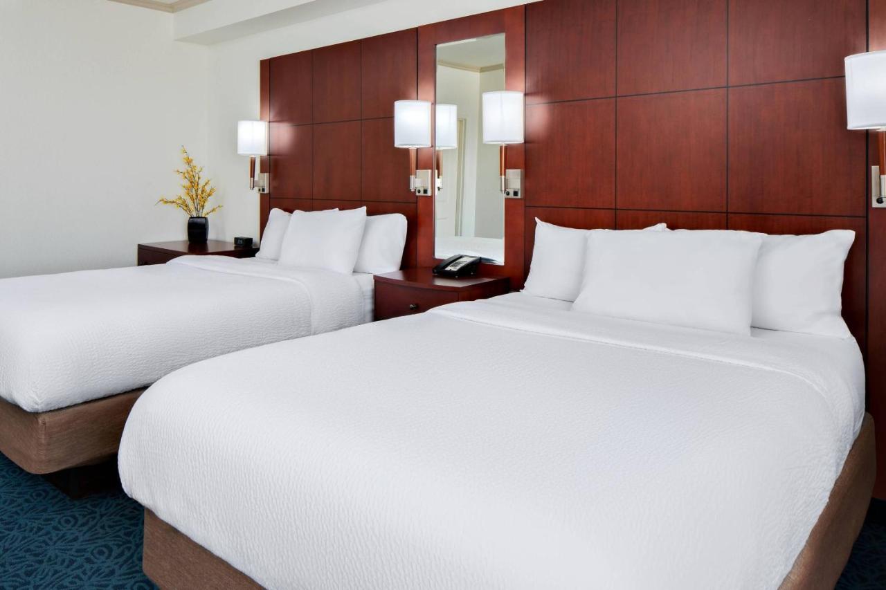 One-Bedroom Queen Suite Sofa Bed Lytle Park View