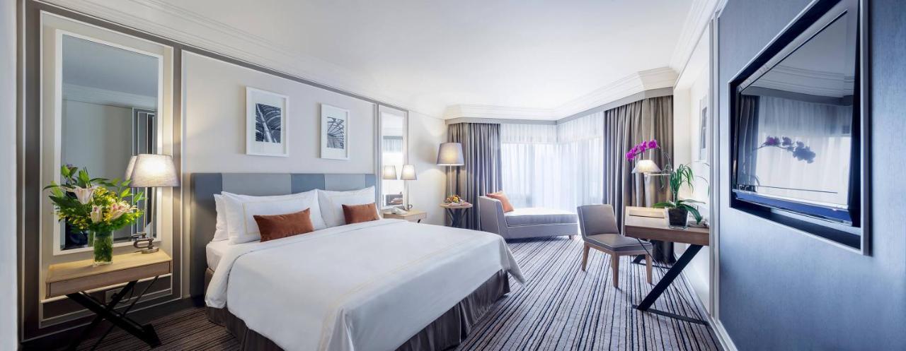 Club Room One Queen Bed