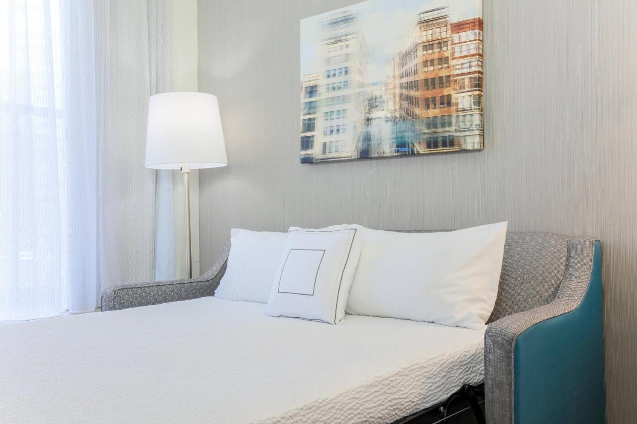 King Room Bathtub Mobility Access or Hearing Accessible