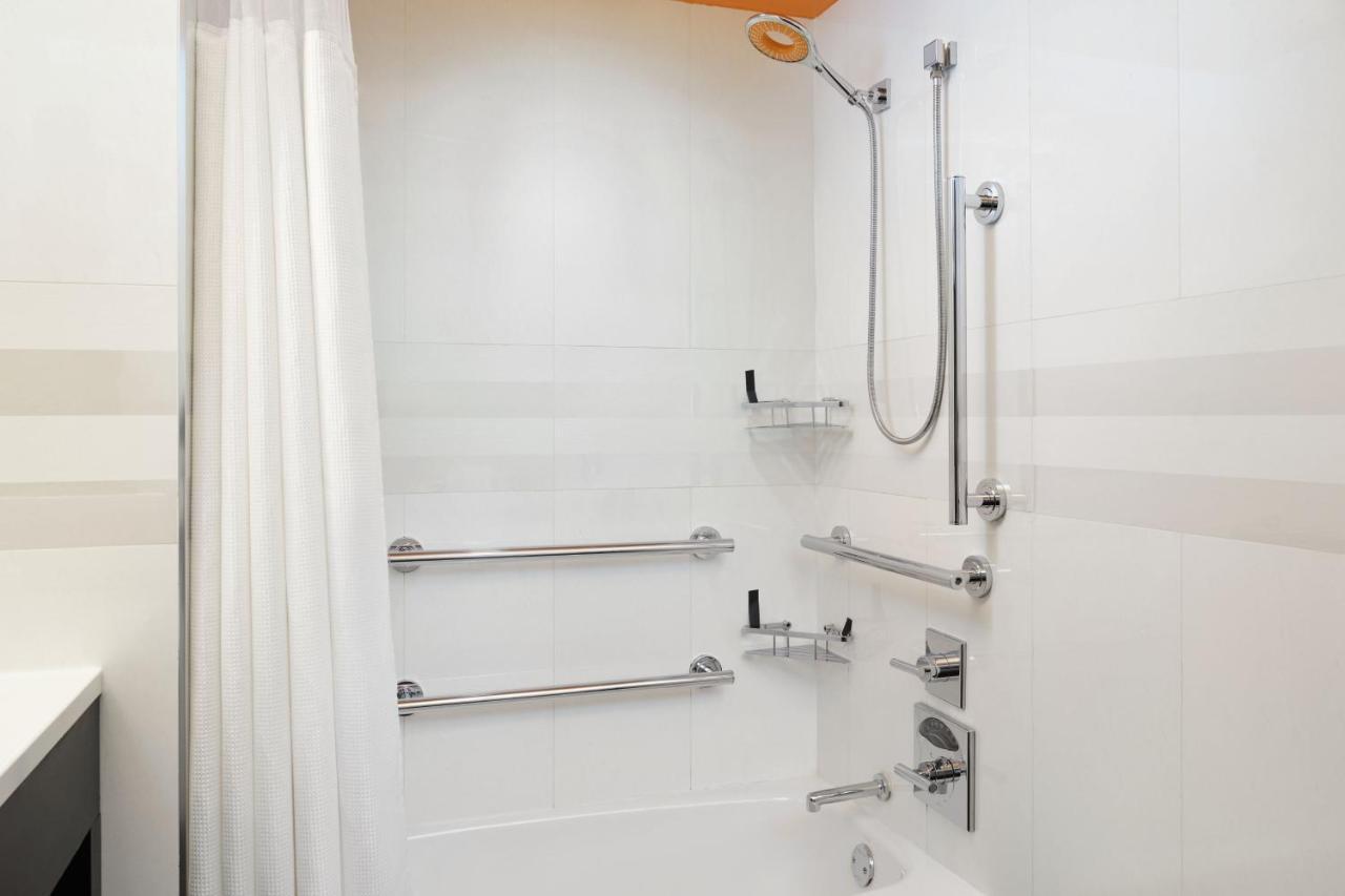 Upgraded Double Room Two Double Beds City View Adapted Tub Mobility Accessible