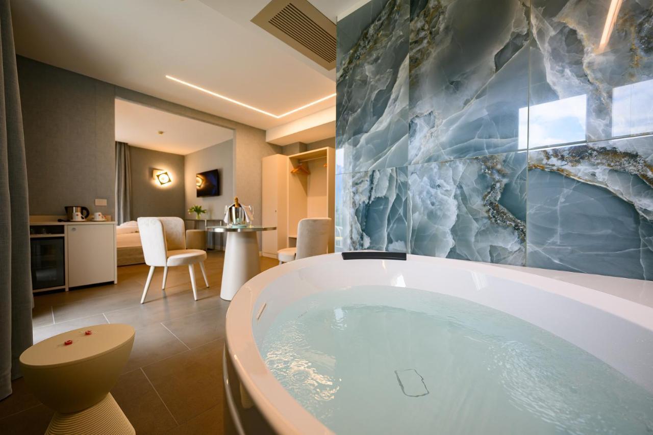 Zimmer mit Kingsize-Bett und Whirlpool