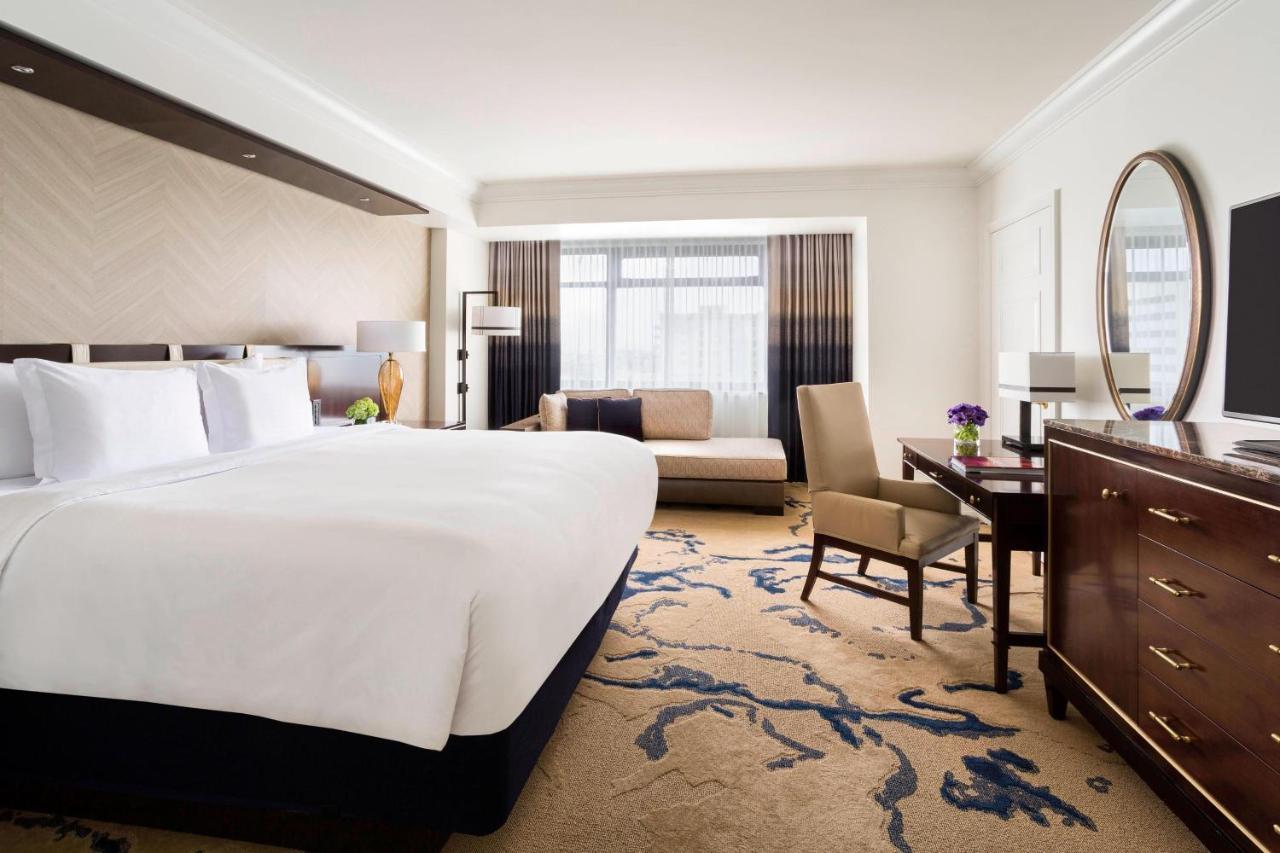 Deluxe King Room with Tub - Mobility and Hearing Accessible