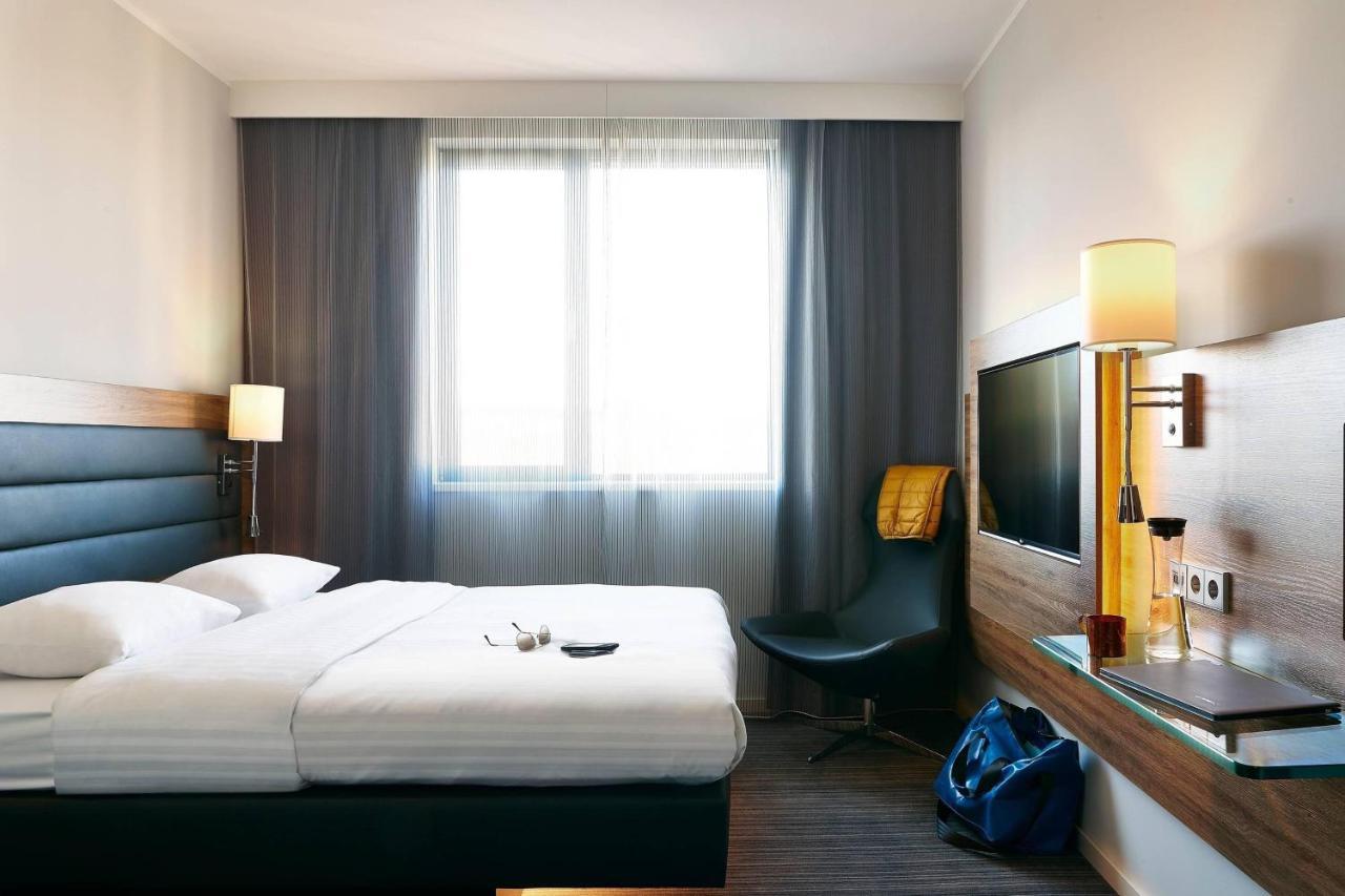 Moxy Sleeper Guest room 1 Queen