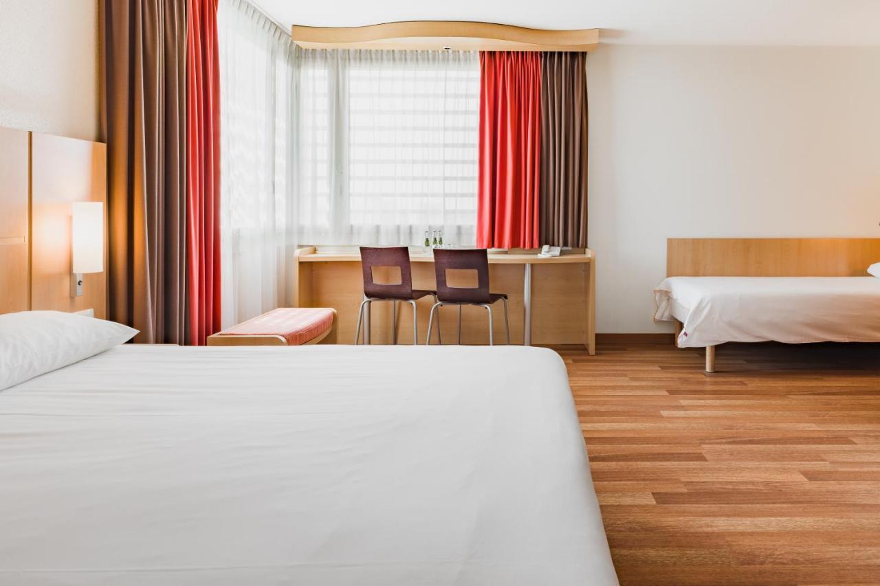 Standard-Familienzimmer mit einem Doppelbett und einem Einzelbett