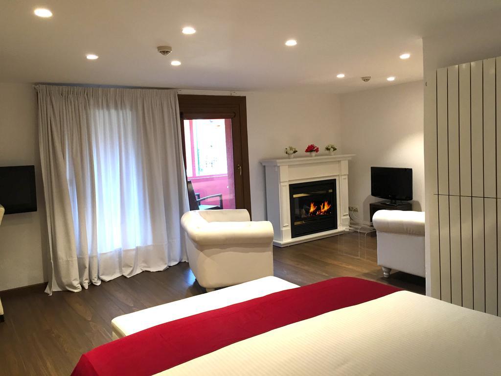Junior Suite Fireplace Spa Access