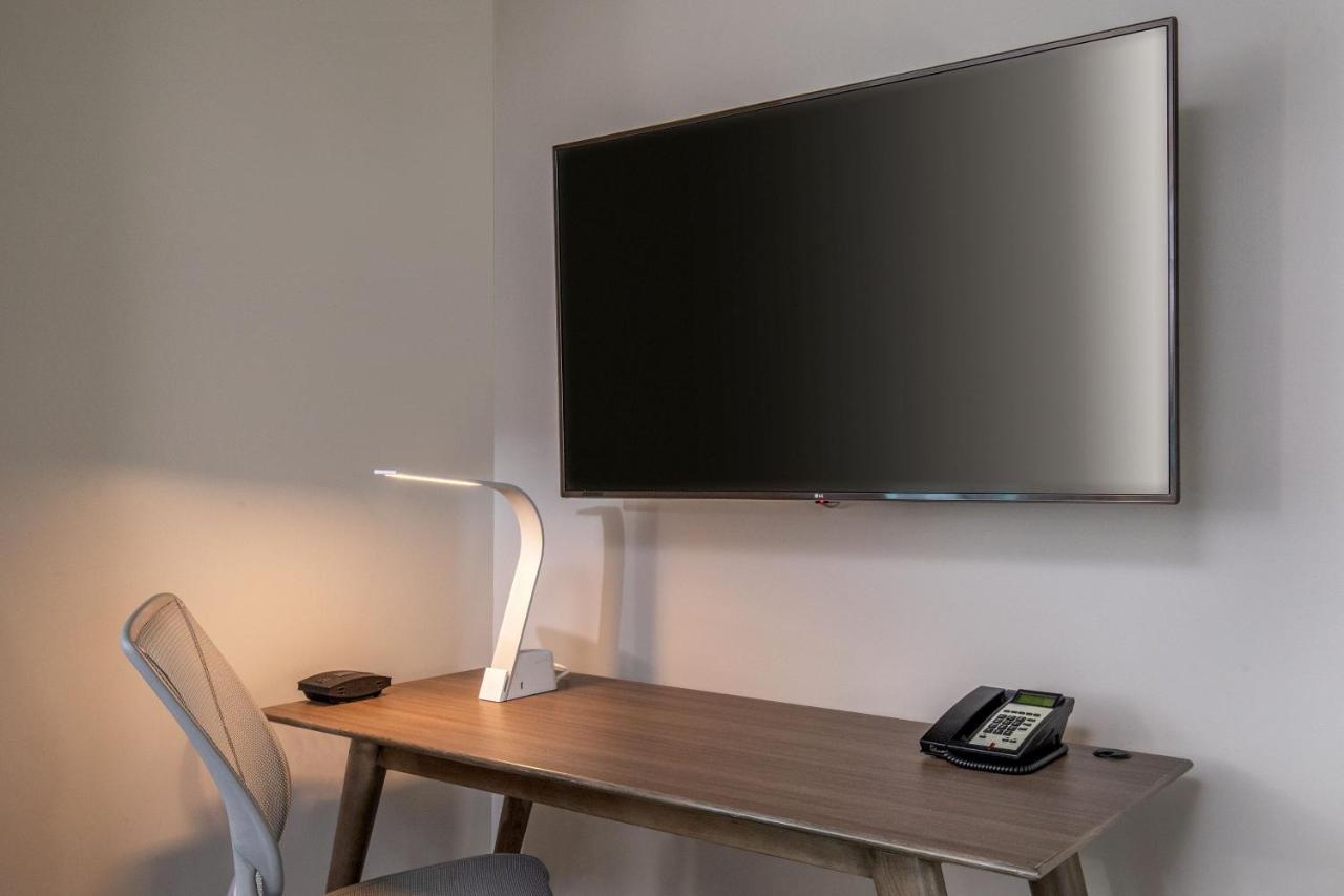 Deluxe King Room with Kitchenette
