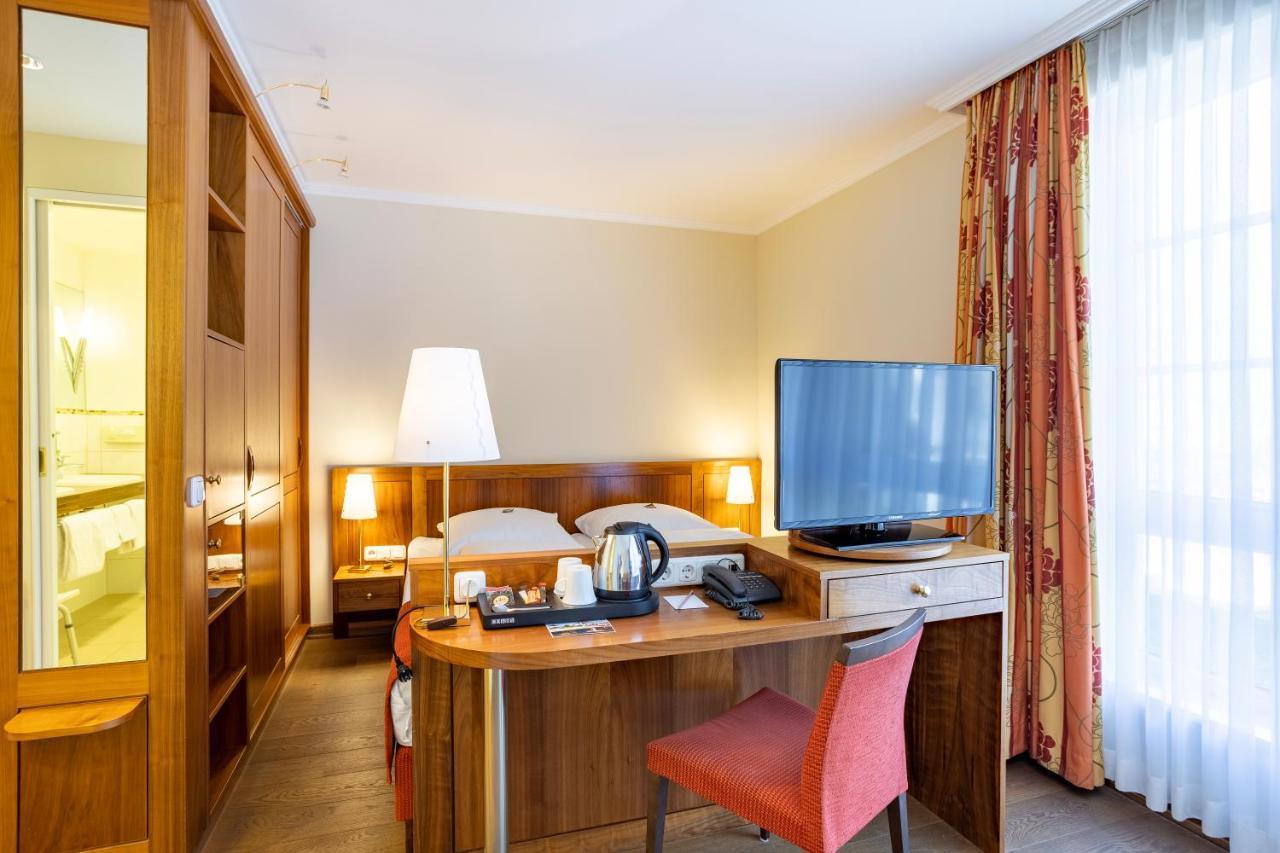 Deluxe Double Room Shower Allergy-Friendly