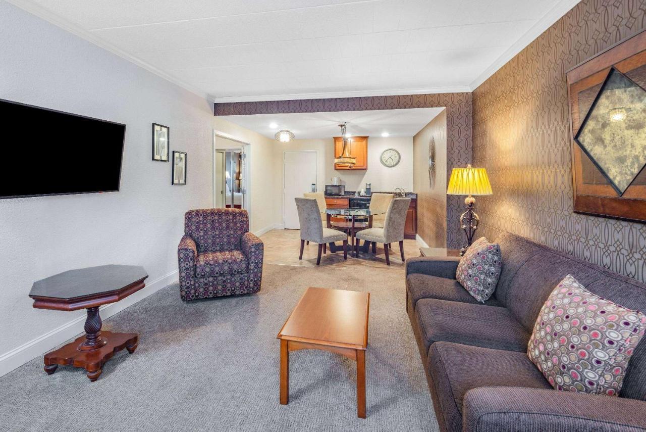 One-Bedroom King Suite Non-Smoking