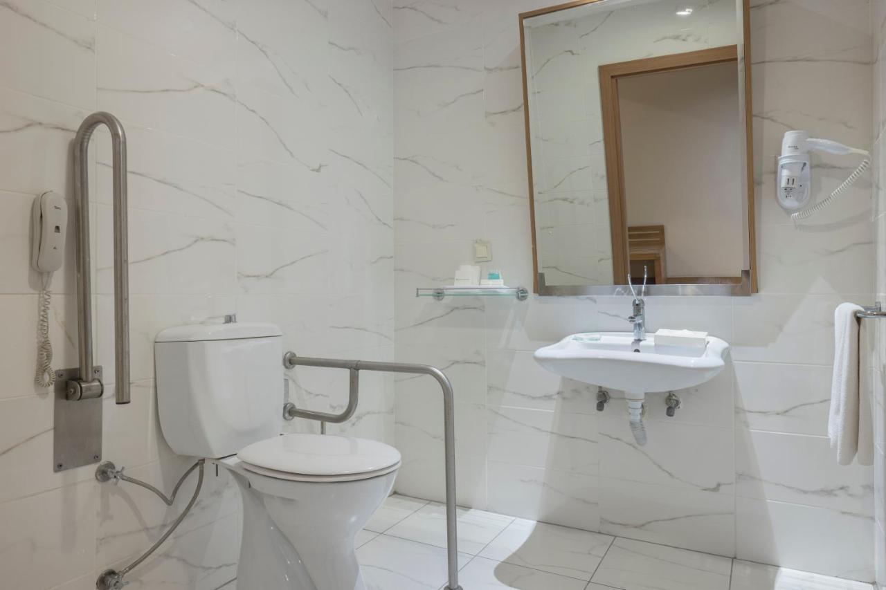 Handicap Room,1395847334:JPEG
