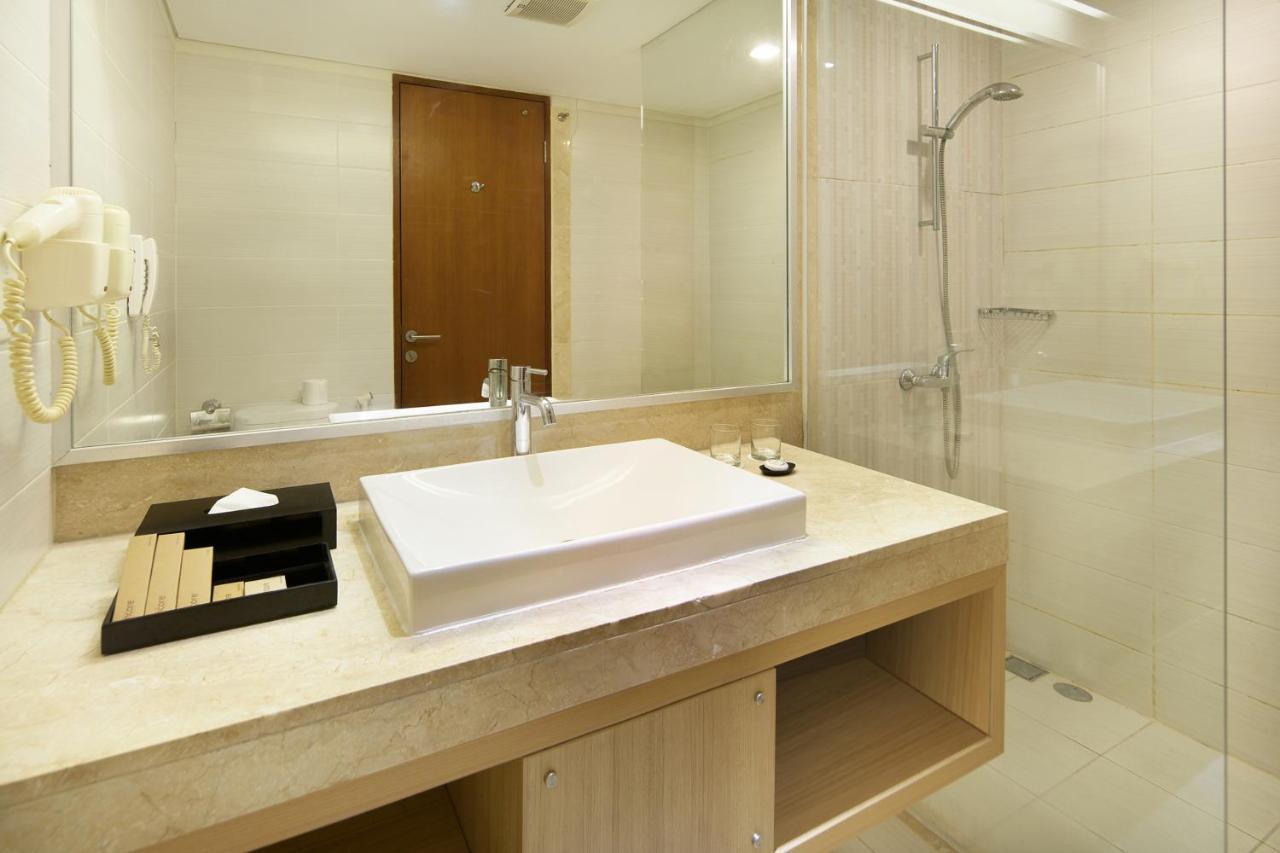 Premiere Pool View Twin or Double Bed