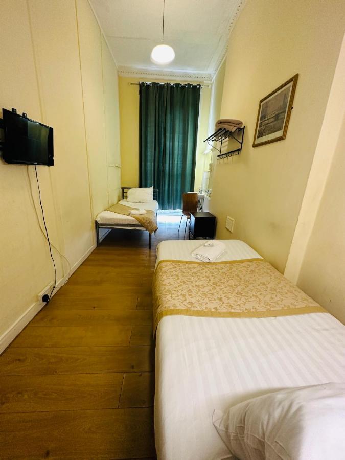 Basic Twin Room with Shared Bathroom,1395952133:JPEG