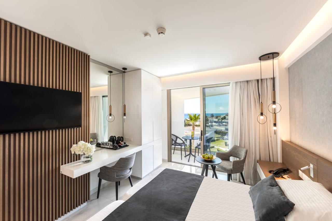 Double or Twin Room Side Sea View