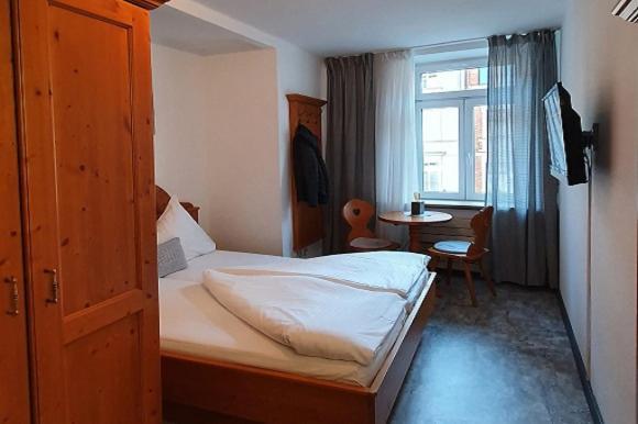 Single Room own Shower Shared Toilet
