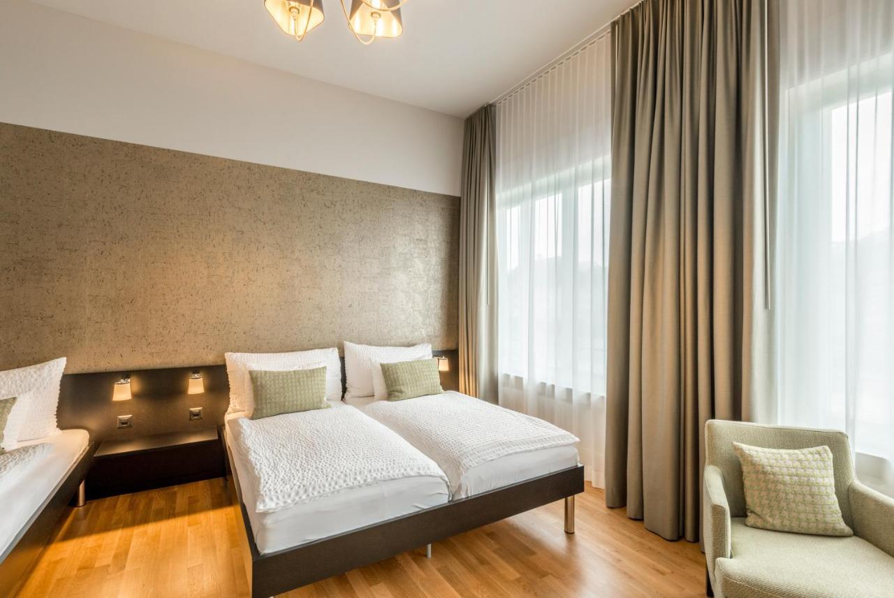 Superior Triple Room River Mountain View