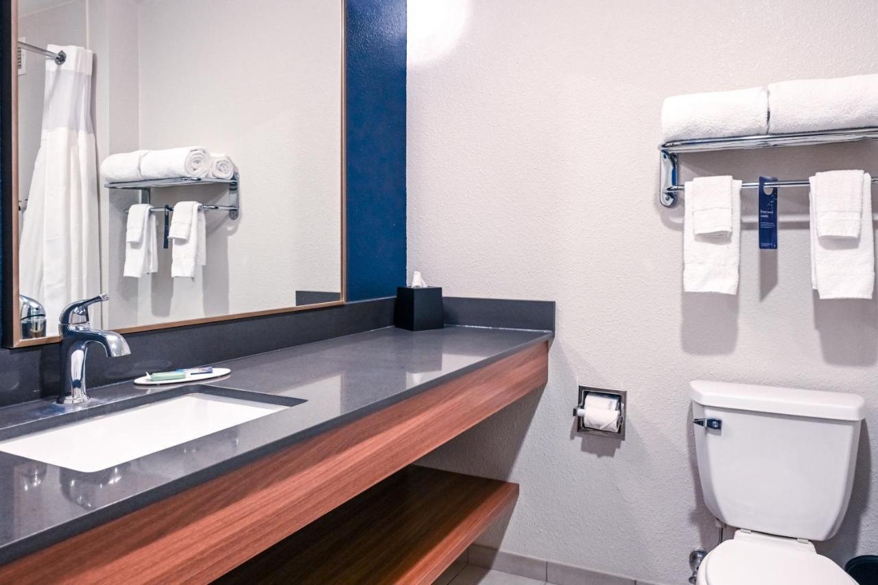 King Room with Roll-In Shower - Mobility Access/Hearing Accessible