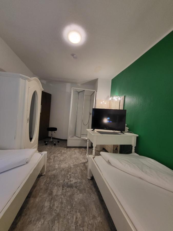 Single Room own Shower Shared Toilet