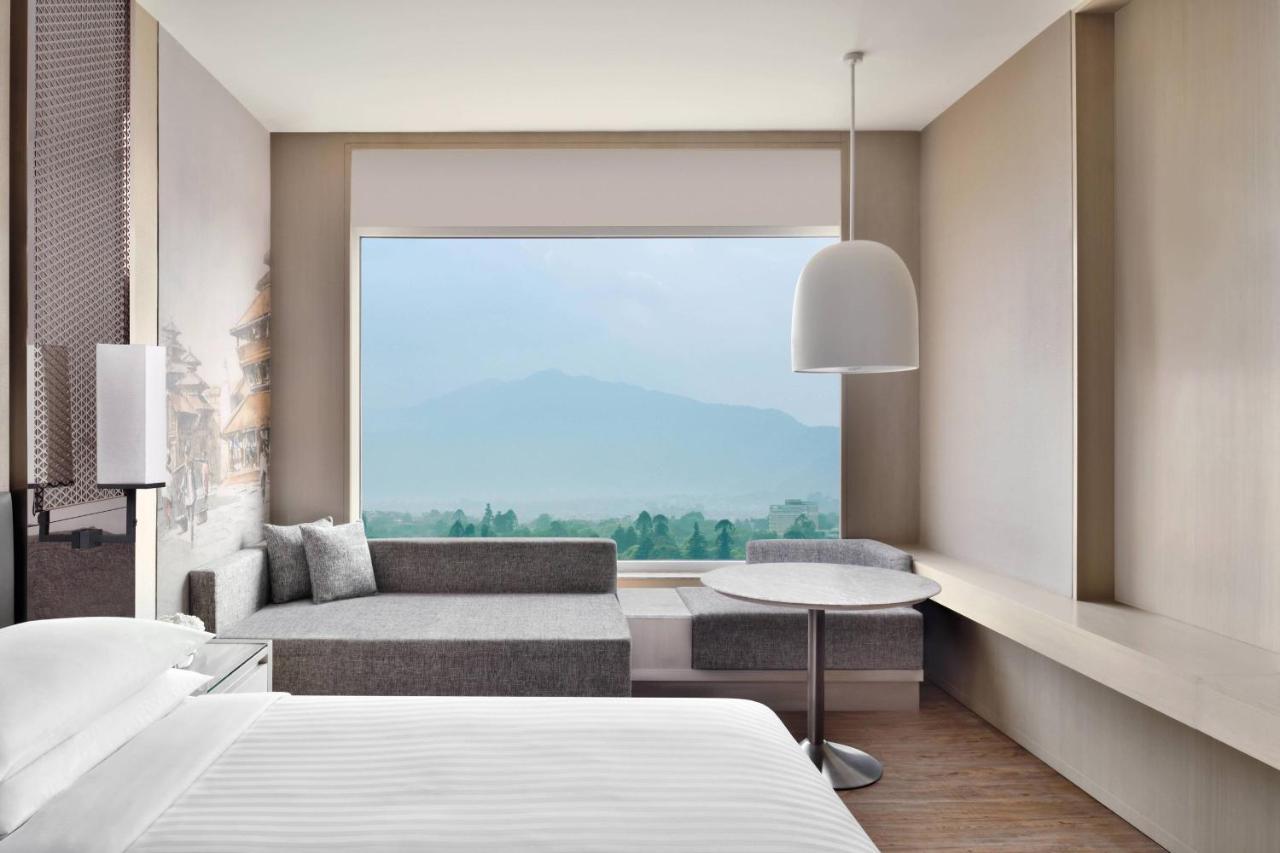 Deluxe Room, 1 King, Mountain view