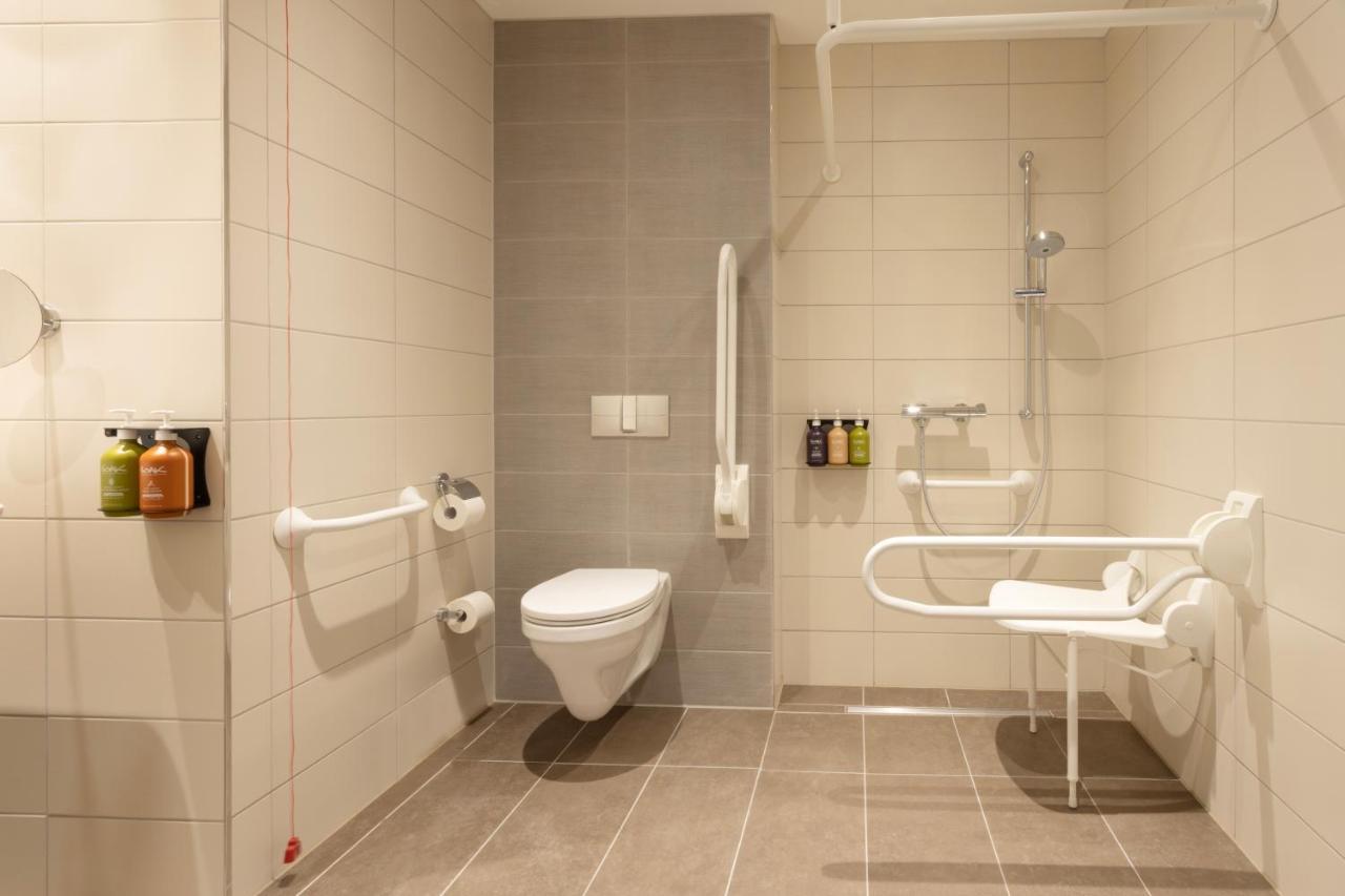 Standard Queen Room Accessible