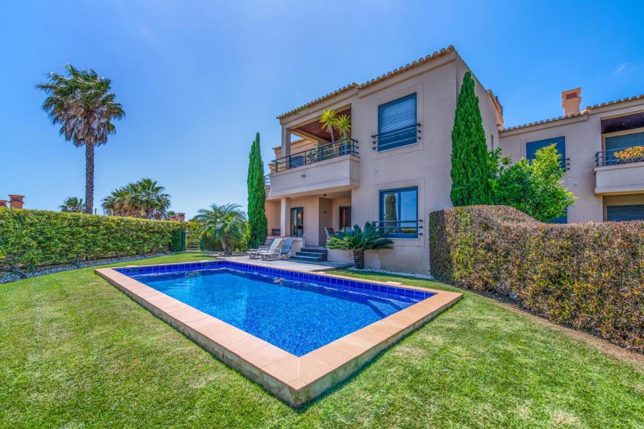 Three-Bedroom Apartment Pool Garden