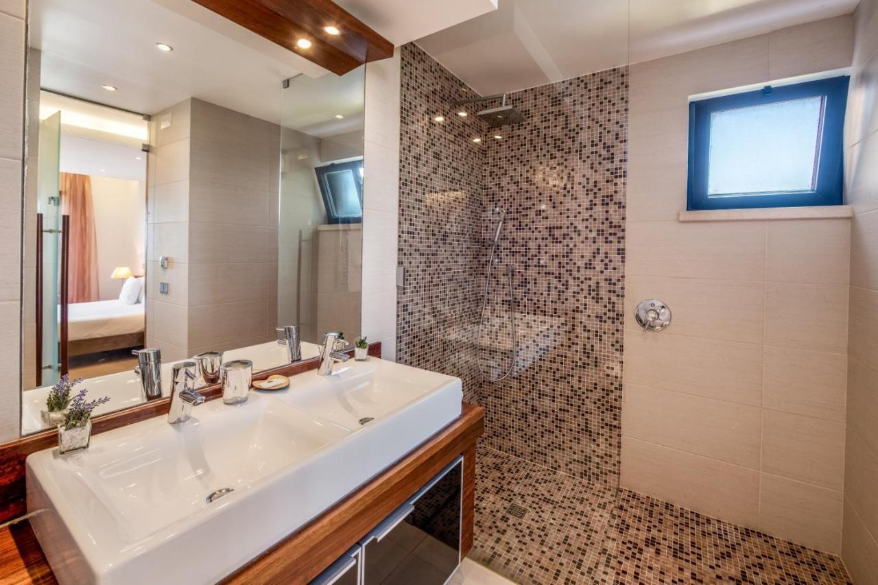 Three-Bedroom Apartment Pool Garden