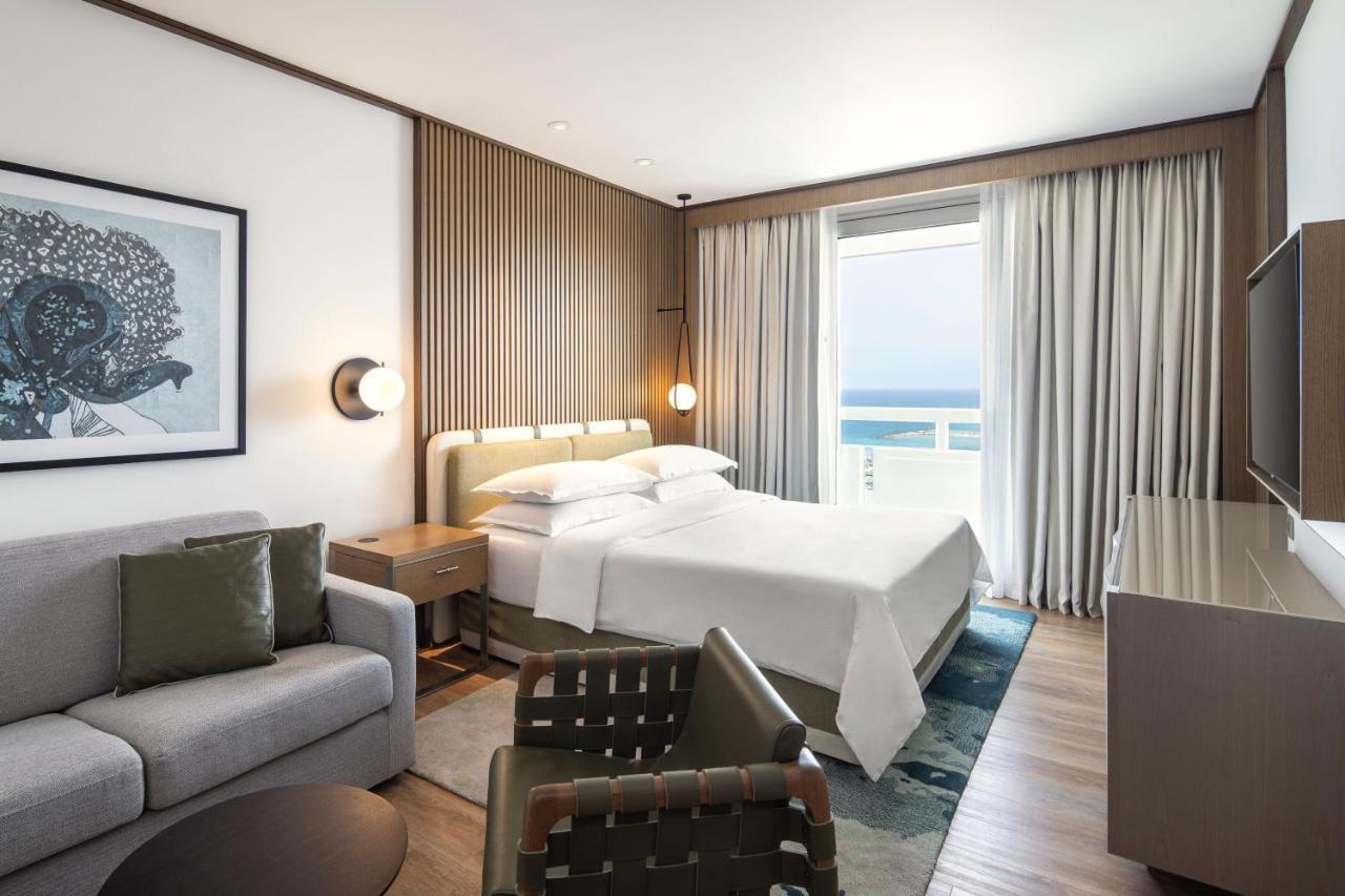 Club Queen Room Sea View Adults only or Club Lounge Access