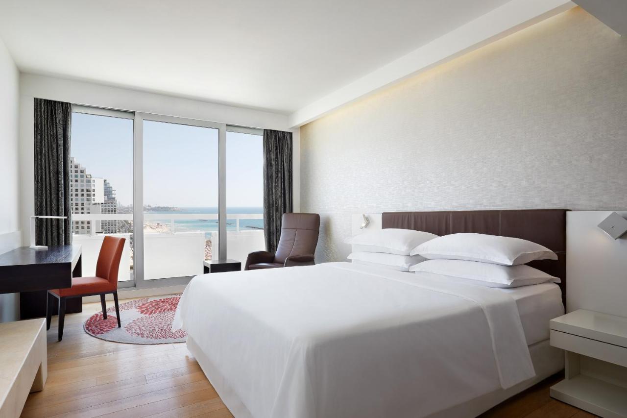 Premium Queen Room Sea View Mid Floor