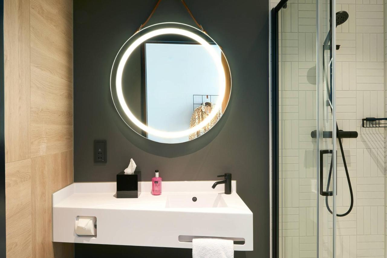 Moxy Queen Room