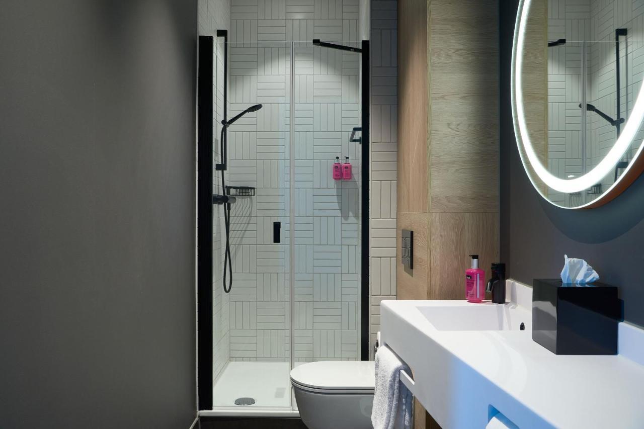 Moxy Queen Room