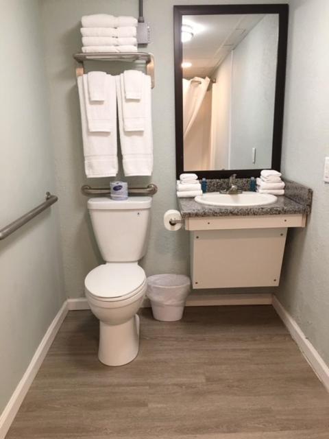 Non-Oceanfront Queen Room-Accessible