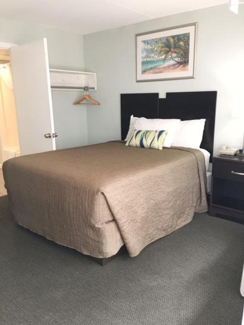 Non-Oceanfront Queen Room-Accessible
