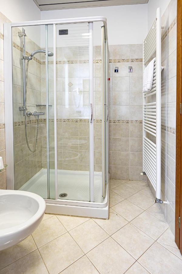 Deluxe Doppel- oder Zweibettzimmer mit Terrasse und Seeblick