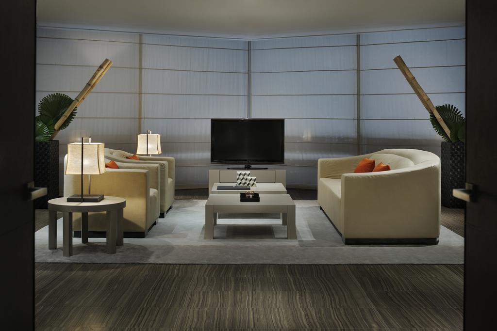 Armani Signature Suite,703260319:JPEG