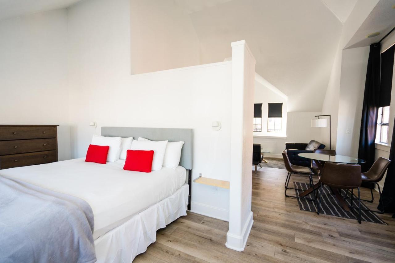 Deluxe King Suite