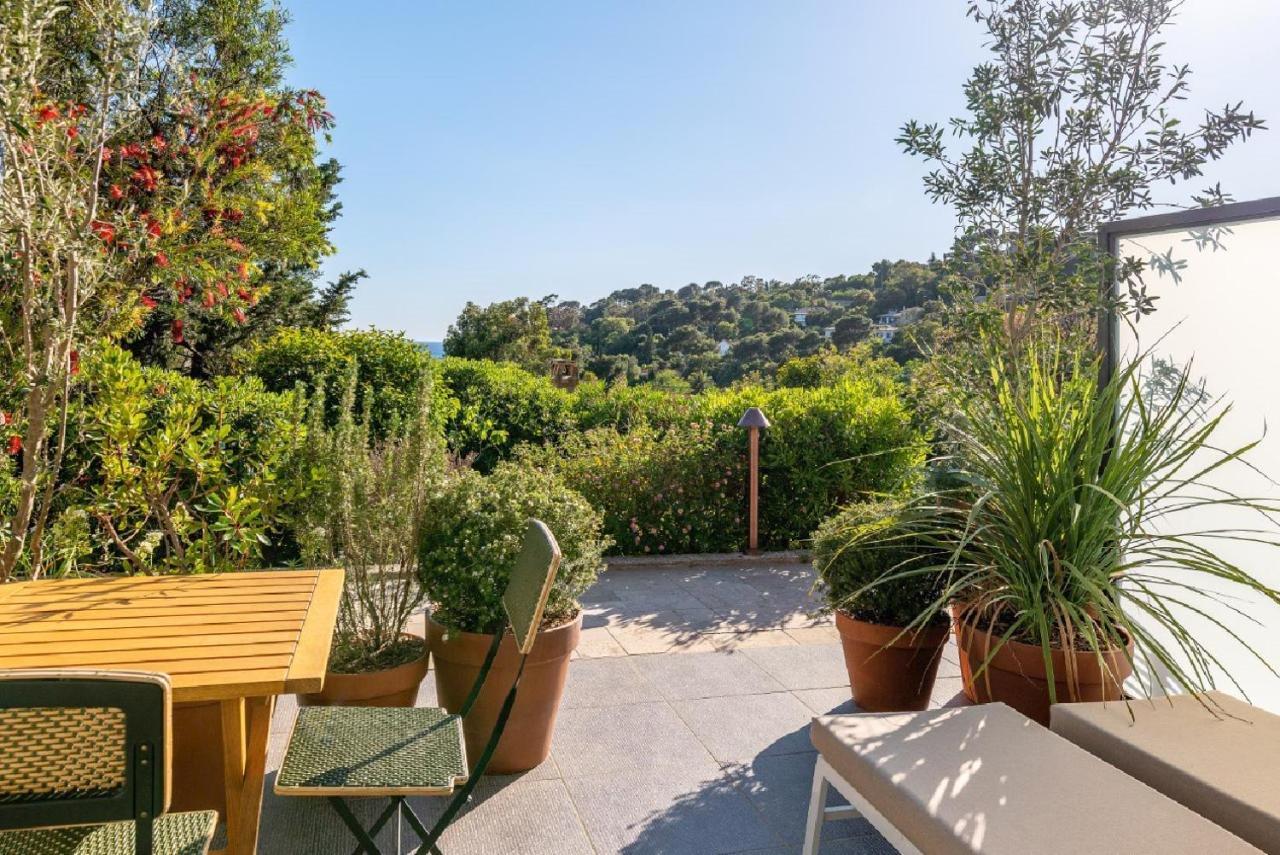 Chambre Jardin avec Terrasse vue mer partielle