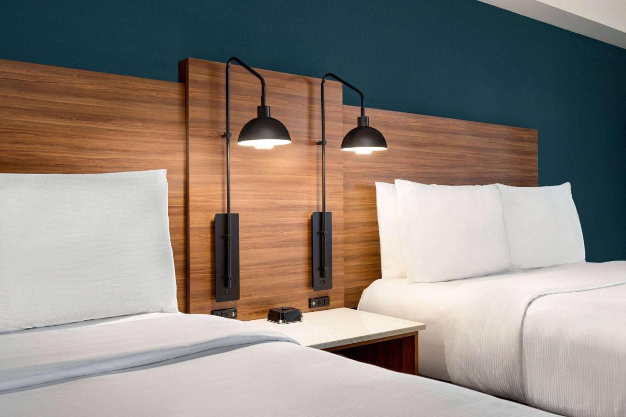 Queen Room Two Queen Beds No View Non-Smoking Tower B