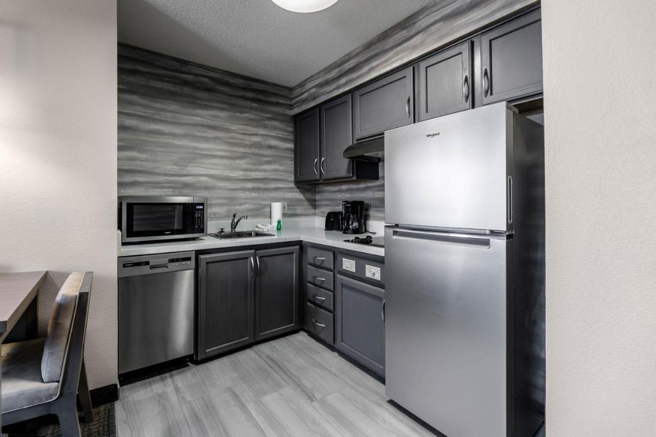 One-Bedroom Queen Suite